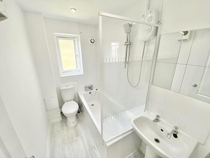Flat To Rent In Rookley Court Linnet Way Purfleet, RM19