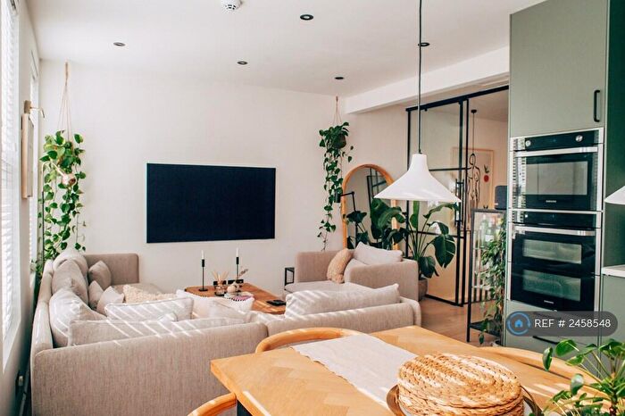 3 Bedroom Flat To Rent In Northlands Street, London, SE5