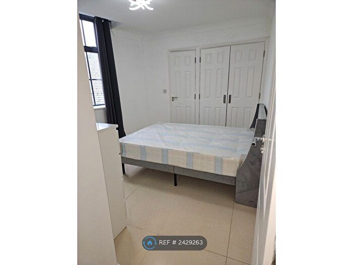 2 Bedroom Flat To Rent In Commercial Street, London, E1