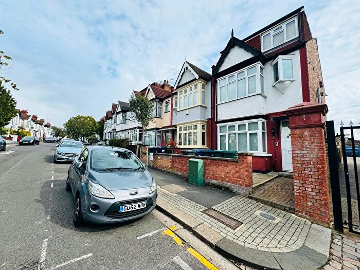 2 Bedroom Flat To Rent In Montagu Road, London, NW4