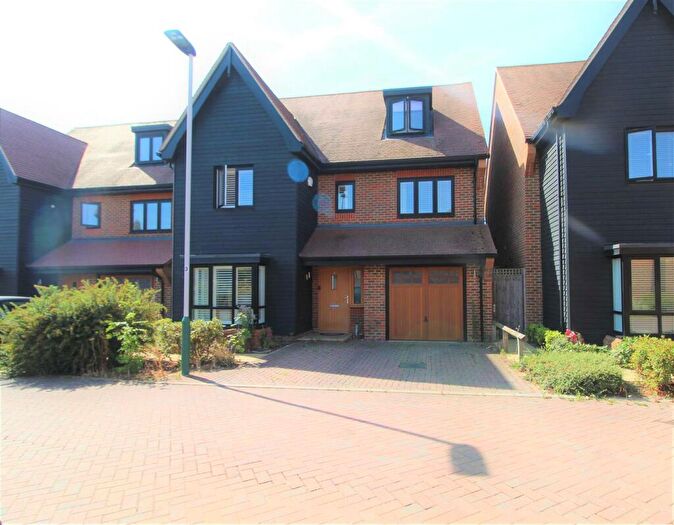 6 Bedroom Detached House To Rent In Bridgefields Close, Hornchurch, RM11