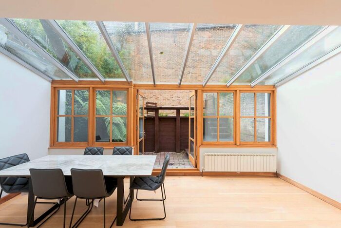 2 Bedroom Flat To Rent In Harcourt Terrace, Chelsea, London, SW10