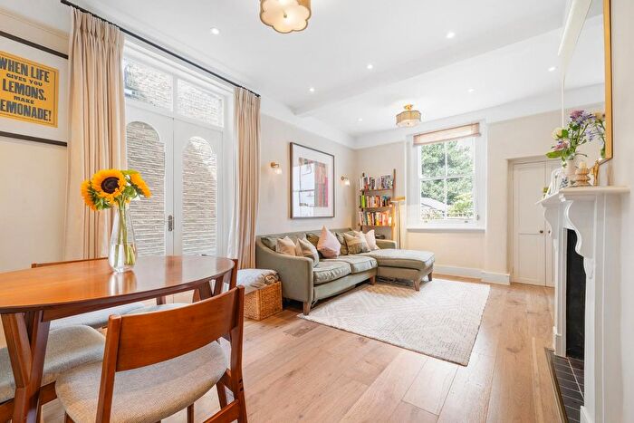 2 Bedroom Maisonette For Sale In Venn Street, SW4