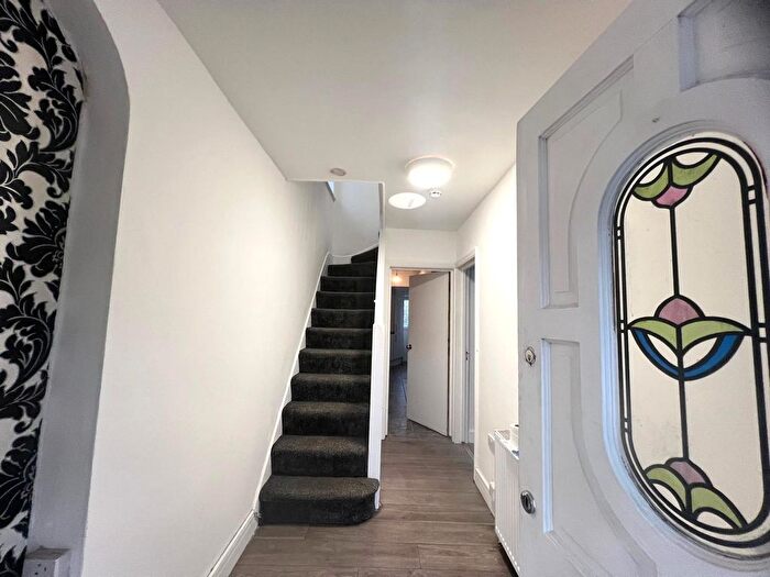 5 Bedroom Semi Detached House To Rent In Kingshill Avenue, Northolt, UB5