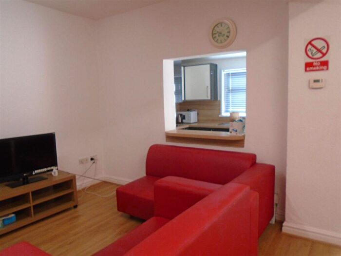 3 Bedroom Flat To Rent In Newland Avenue, Hull, HU5
