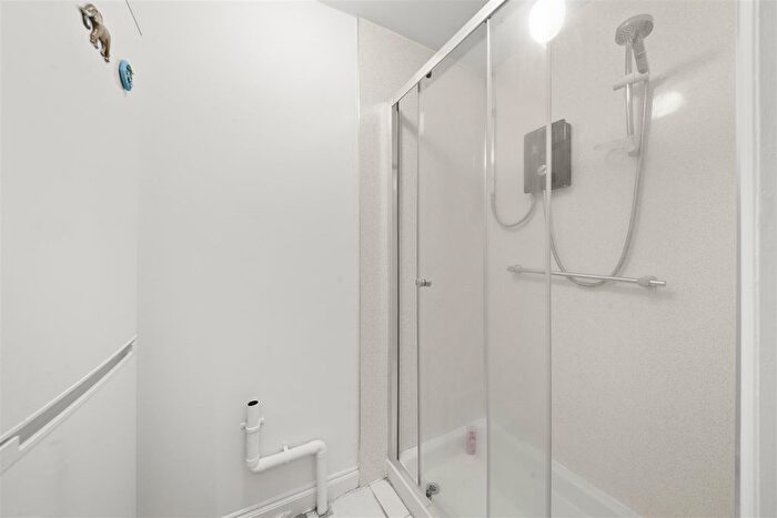 3 Bedroom Terraced House For Sale In Regents Close, Hayes, UB4