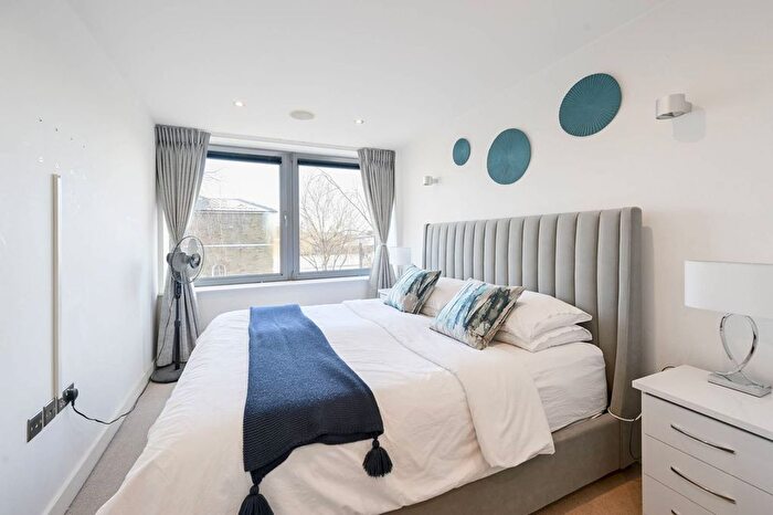 2 Bedroom Flat To Rent In Northbourne Road, Clapham, London, SW4