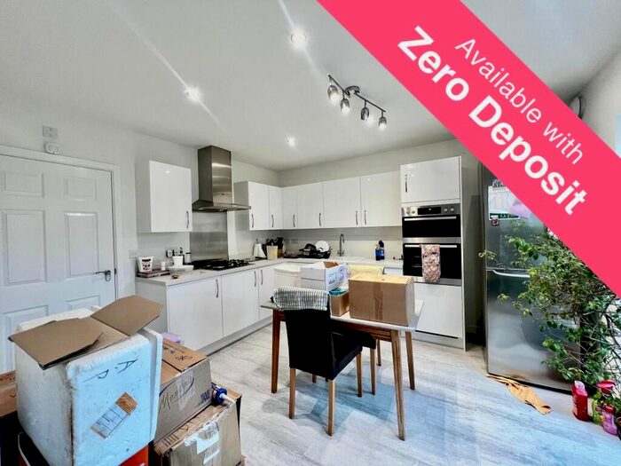 3 Bedroom Town House To Rent In Kingsman Drive, Botley, Southampton, SO32