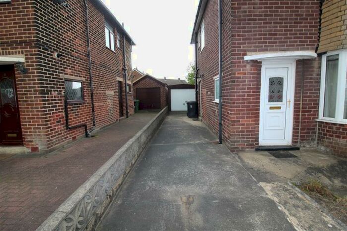 3 Bedroom Semi-Detached House To Rent In Chatsworth Road, Pudsey, Leeds, LS28