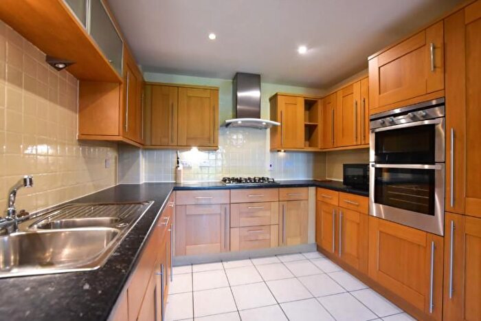 2 Bedroom Flat To Rent In Beach Lodge, Hendon Lane, Finchley, London, N3
