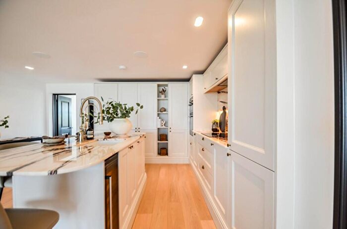 2 Bedroom Flat For Sale In The Ridgeway, Westcliff-On-Sea, SS0
