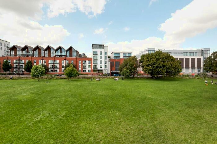 2 Bedroom Flat For Sale In Newbury, Berkshire, RG14