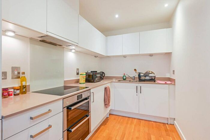 1 Bedroom Flat To Rent In White Horse Lane, Stepney, London, E1