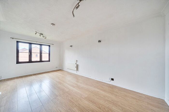 2 Bedroom Flat For Sale In Lowry Crescent, Mitcham, CR4