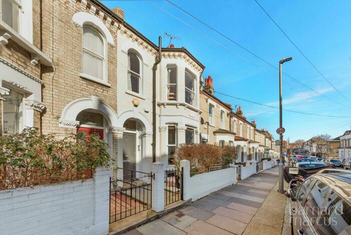 2 Bedroom Flat To Rent In Mallinson Road, London, SW11