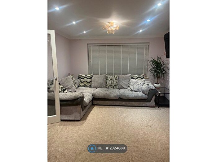 3 Bedroom Semi-Detached House To Rent In Ray Lea Close, Maidenhead, SL6