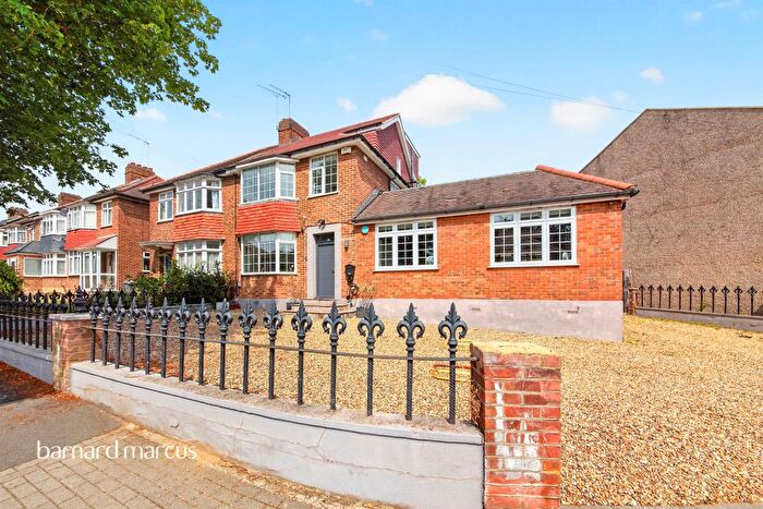 4 Bedroom Semi-Detached House For Sale In Bawtry Road, London, N20
