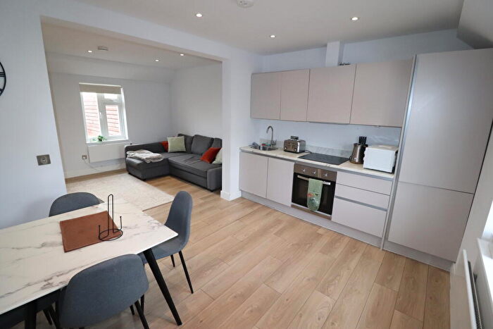 2 Bedroom Flat To Rent In Chelmsford Road, Shenfield, CM15