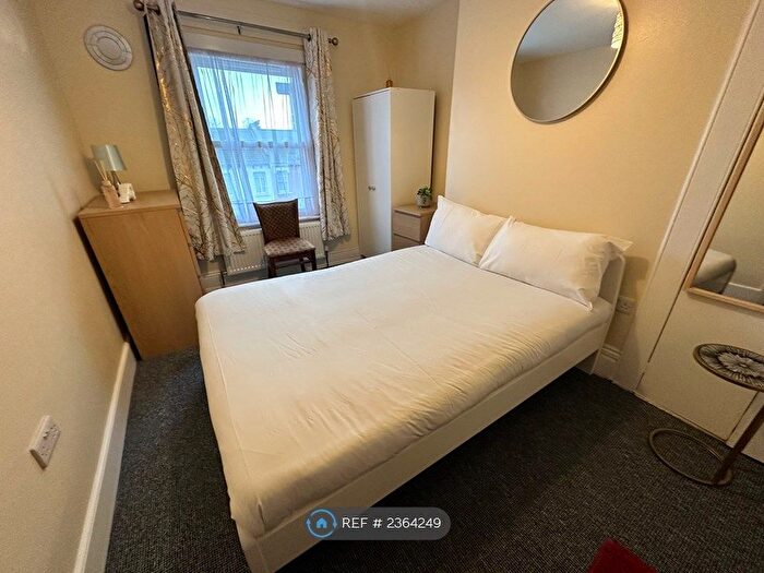 2 Bedroom Flat To Rent In Hornsey Park Road, London, N8