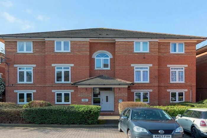 Studio To Rent In Swynford Gardens, London, NW4