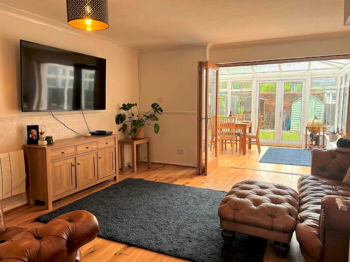 2 Bedroom Maisonette For Sale In Douglas Road, Addlestone, KT15