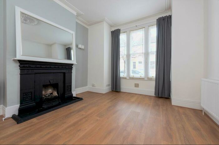 2 Bedroom Apartment To Rent In Aliwal Road, SW11