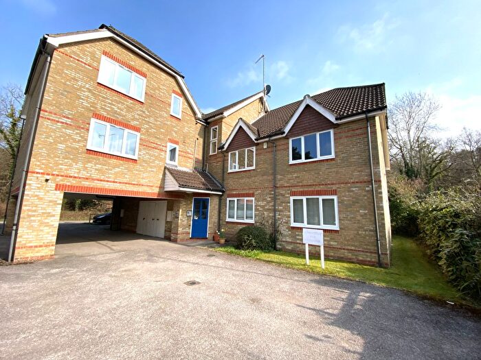 2 Bedroom Flat For Sale In Carlton Road, Horsell, Woking, GU21