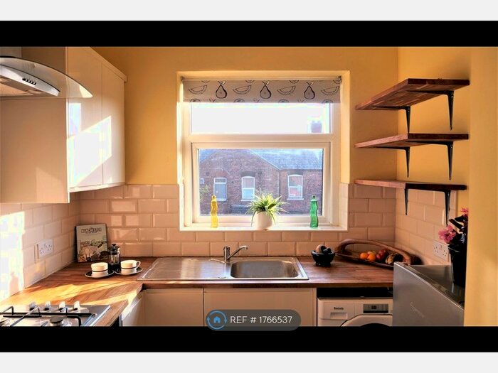 3 Bedroom Flat To Rent In Stockport Road, Manchester, M19