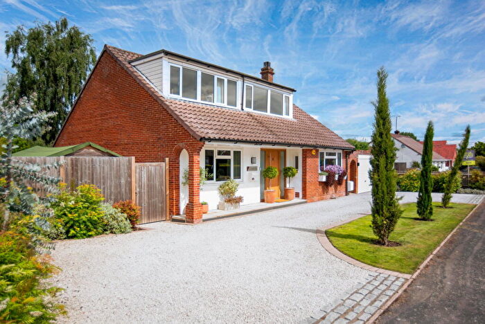4 Bedroom Chalet For Sale In Bow Grove, Sherfield-on-Loddon, RG27