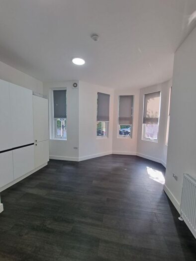 3 Bedroom Flat To Rent In The Grove, London, N3