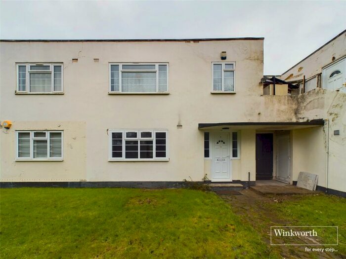 3 Bedroom Flat To Rent In South Gardens, The Avenue, Wembley, HA9