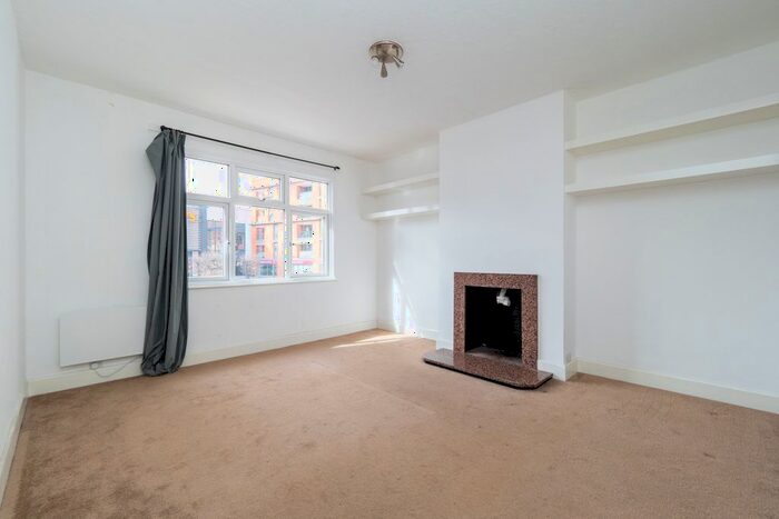 3 Bedroom Flat To Rent In High Street, Sutton, SM1