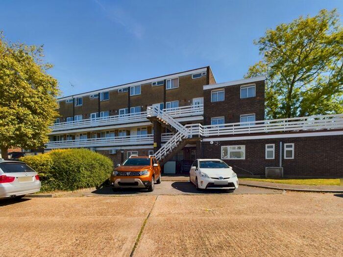 3 Bedroom Maisonette To Rent In Peartree Close, South Ockendon, RM15