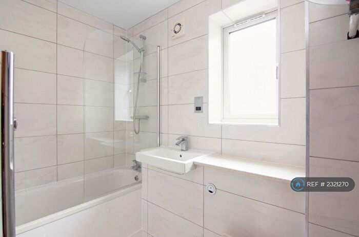 3 Bedroom Flat To Rent In Grinstead Rd, London, SE8