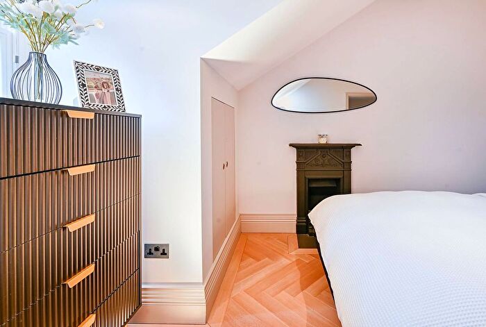 3 Bedroom Flat To Rent In Gunterstone Road, West Kensington, London, W14