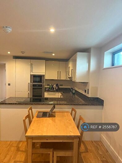 3 Bedroom Flat To Rent In Parkview Apartments, London, E14