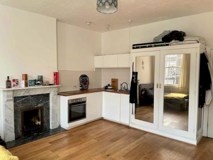 Studio To Rent In Craven Road, Lancaster Gate, London, W2