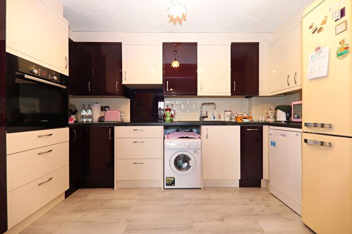 2 Bedroom Flat For Sale In High Street, Hutchings Lodge High Street, WD3