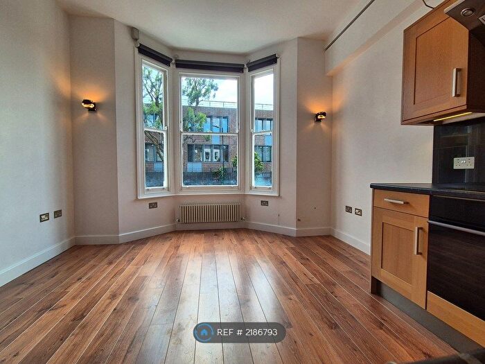 2 Bedroom Flat To Rent In Thorngate Road, London, W9