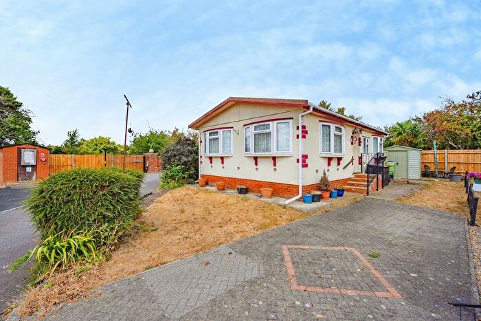 2 Bedroom Property For Sale In Hillcrest Park, Manor Road, Woodside, Luton, LU1