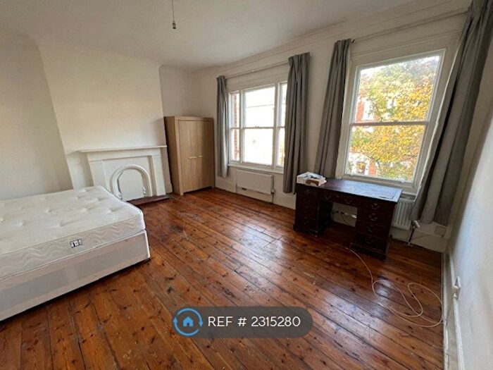 4 Bedroom Semi-Detached House To Rent In Vaughan Rd, Brixton, Camberwell, Denmark Hill, SE5