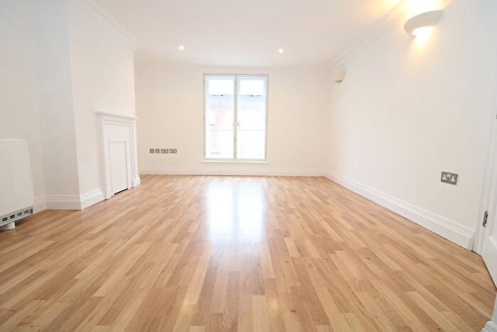 2 Bedroom Flat To Rent In High Street, Dorking, RH4