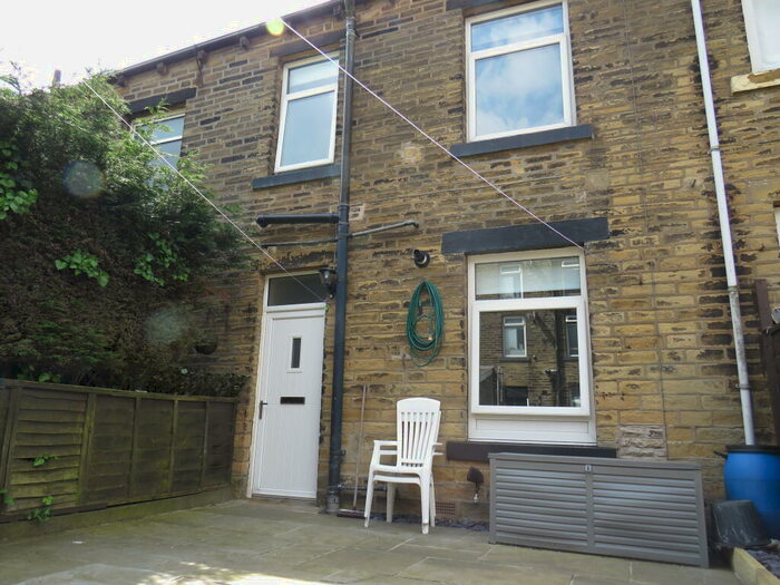 3 Bedroom House To Rent In Stoodley Terrace, Halifax, HX2