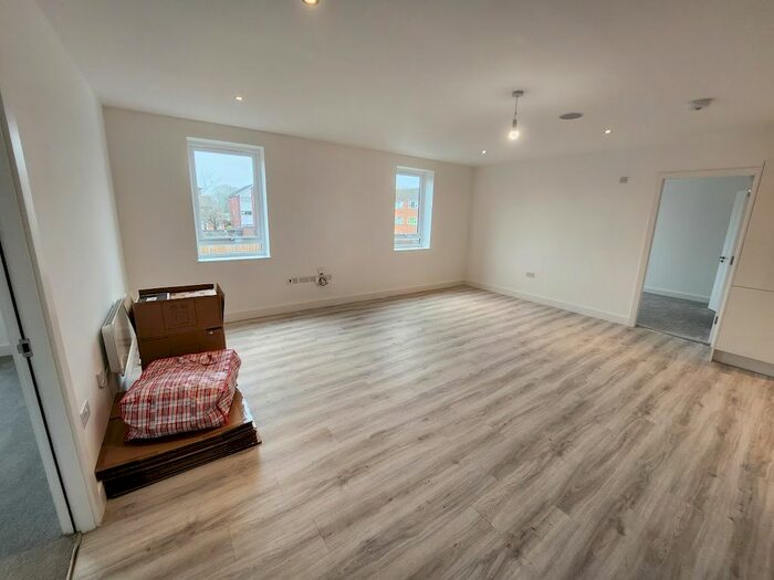 2 Bedroom Flat To Rent In Park Avenue, Sale, Cheshire, M33