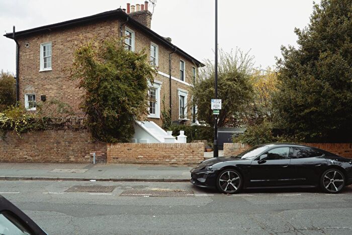 3 Bedroom Maisonette For Sale In Buckingham Road Ii, London, N1