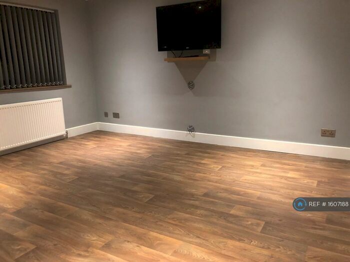1 Bedroom Flat To Rent In Swinnow Lane, Leeds, LS13