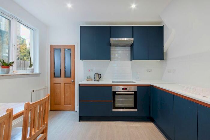 2 Bedroom Flat To Rent In Mellison Road, London, SW17