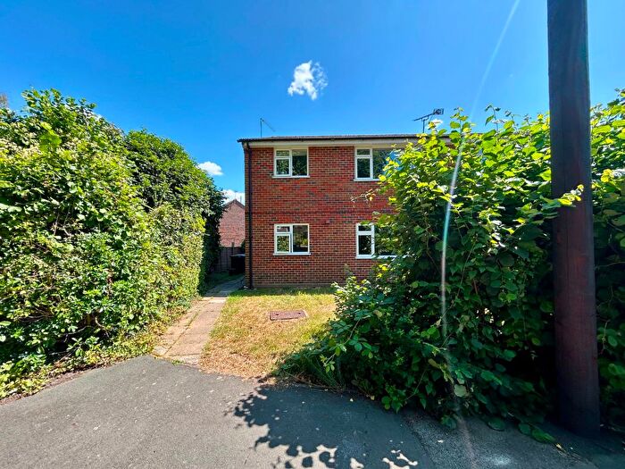 2 Bedroom Flat To Rent In Beech Tree Drive, Badshot Lea, Farnham, GU9