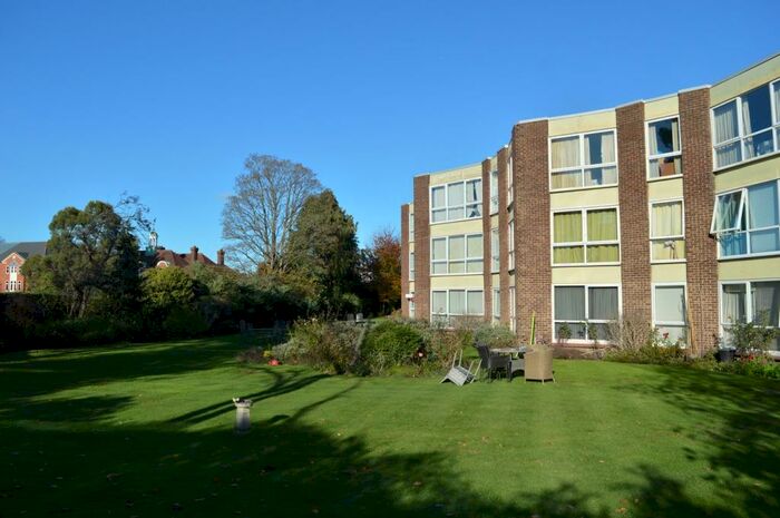 2 Bedroom Apartment To Rent In Parkside Court, Weybridge, KT13