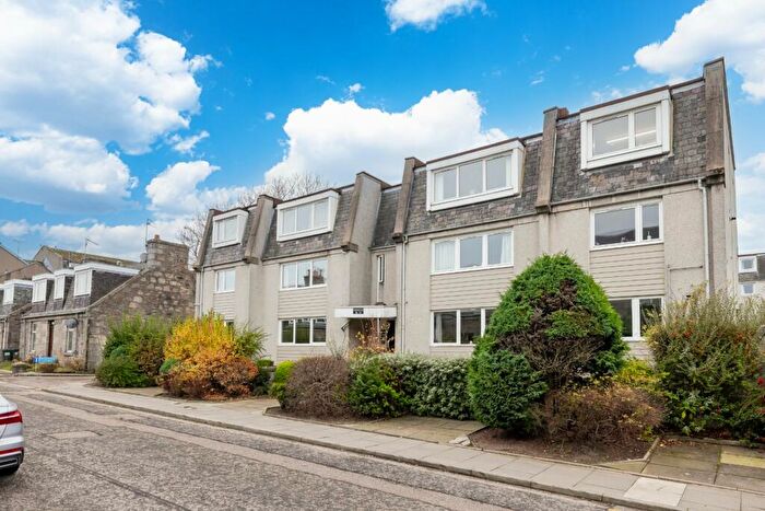 3 Bedroom Flat To Rent In Richmond Court, Aberdeen, AB25